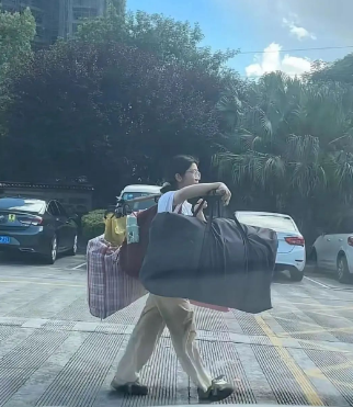 灌阳县挑扁担的高考女生，没有掌声，没有鲜花，但却无比坚定步伐,挑起了普通农民的尊严 第2张