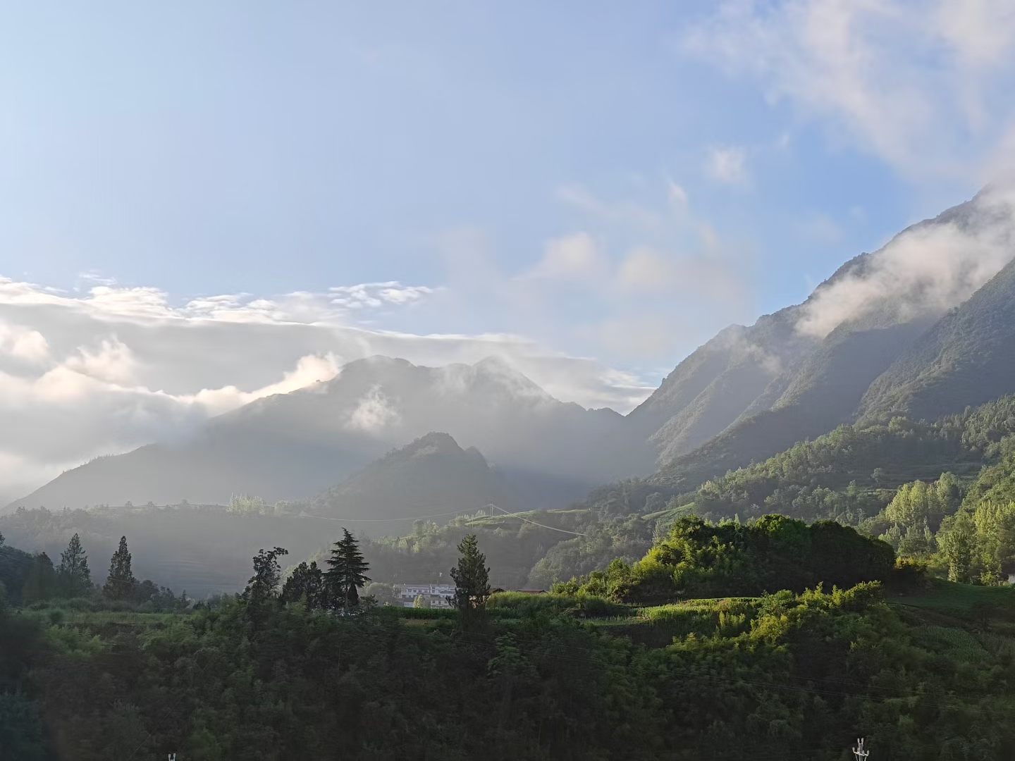 云开雾散终有时：暴雨后的艾草小镇，在大自然面前的渺小 第1张