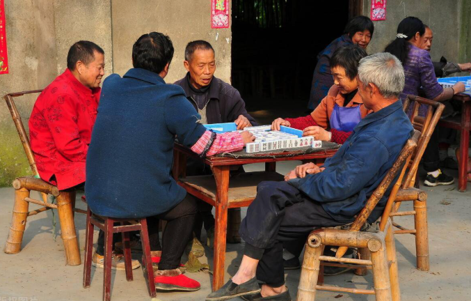 田埂荒了，牌桌热了：别让打牌消磨了乡村的烟火气